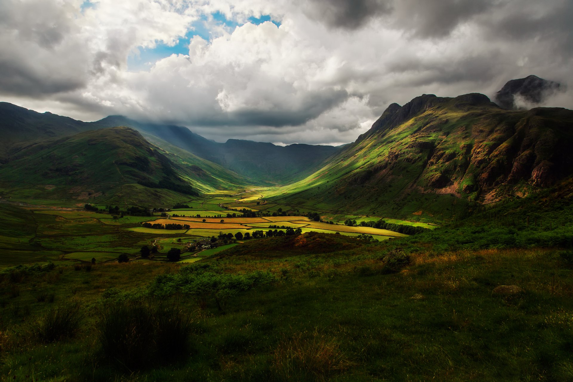 angleterre vallée montagnes collines champs ciel nuages nuages lumière ombres