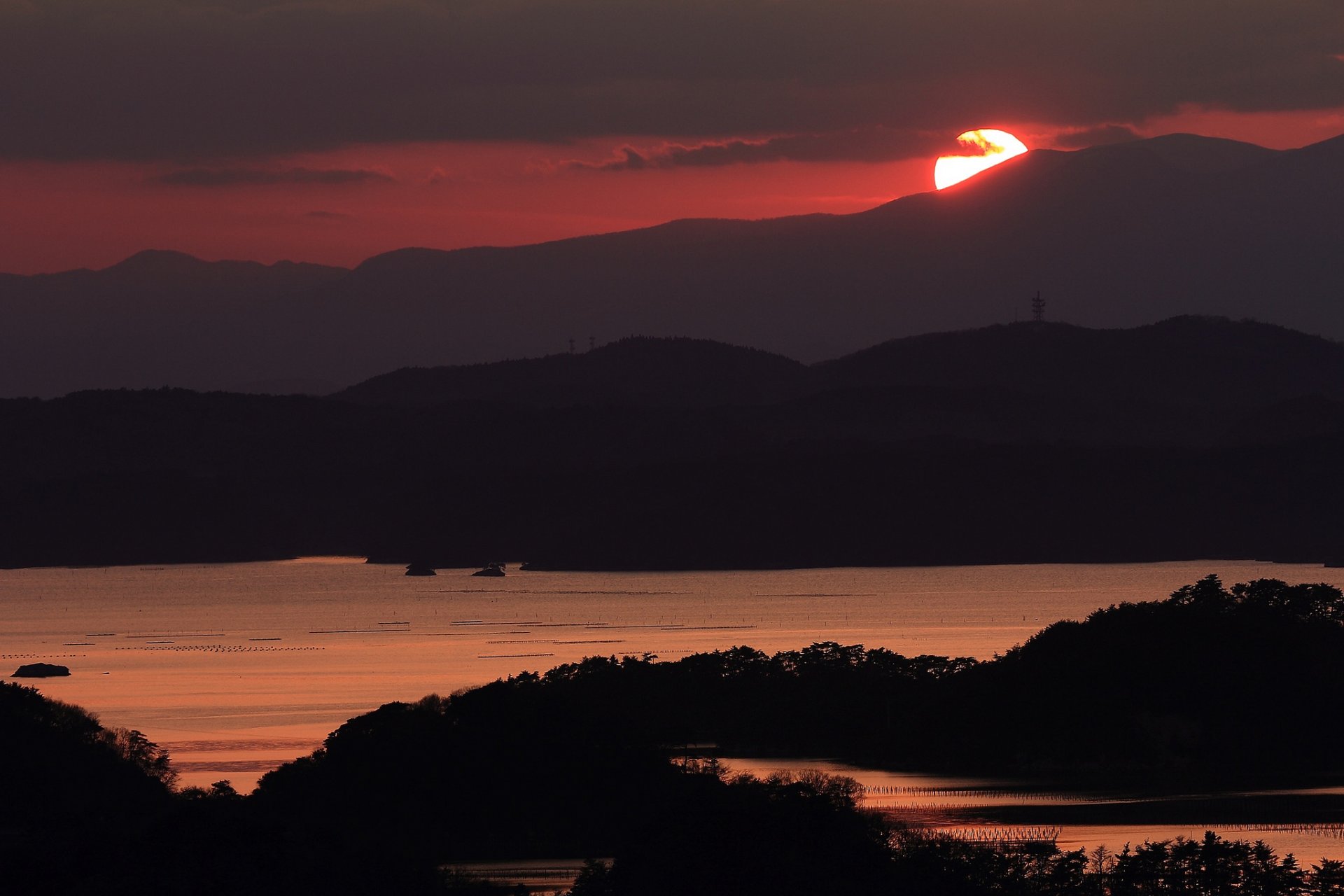 giappone sera sole tramonto rosso cielo nuvole montagne alberi foresta natura mare vista altitudine panorama