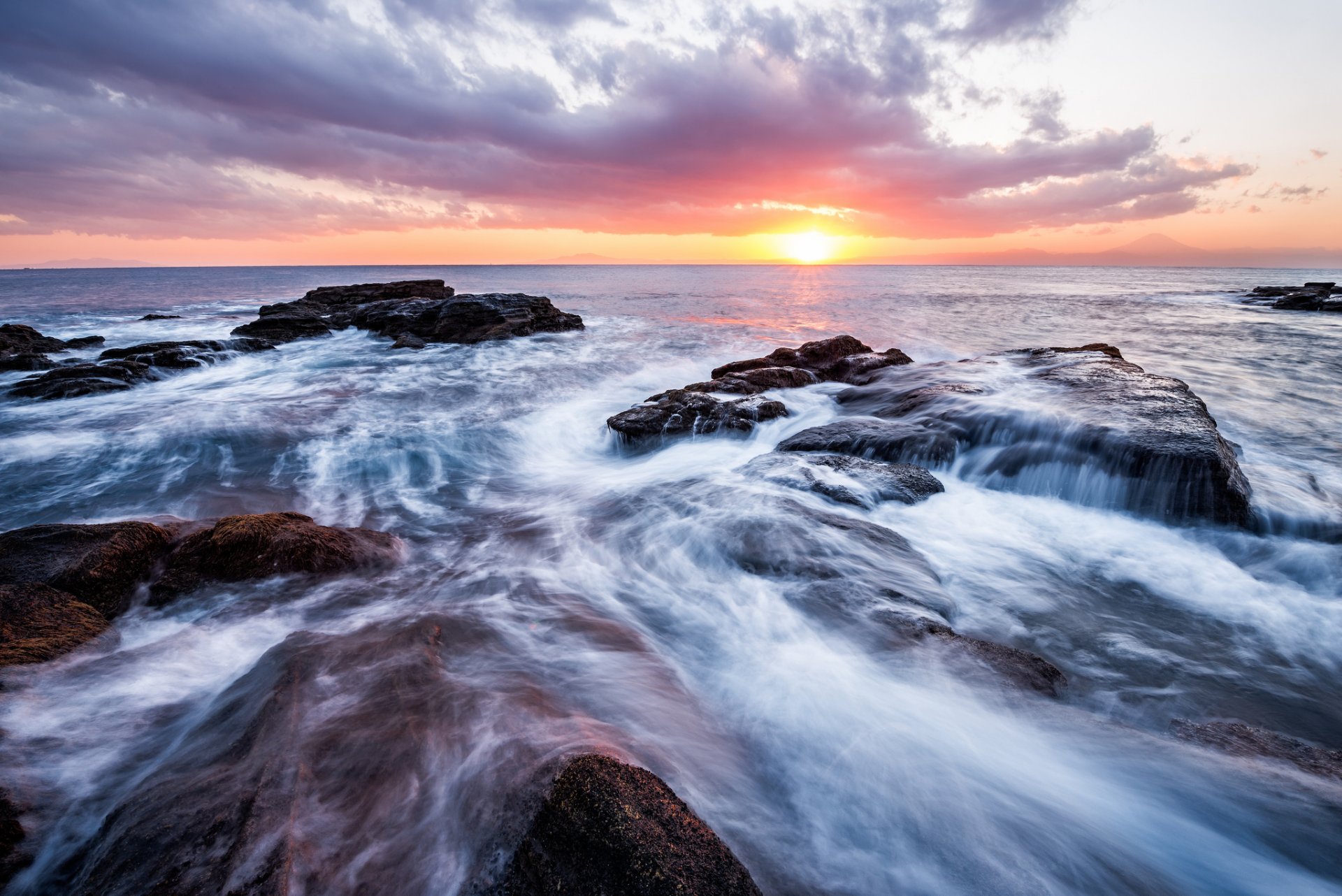 japon kanagawa préfecture mer côte surf pierres soir soleil coucher de soleil horizon ciel nuages