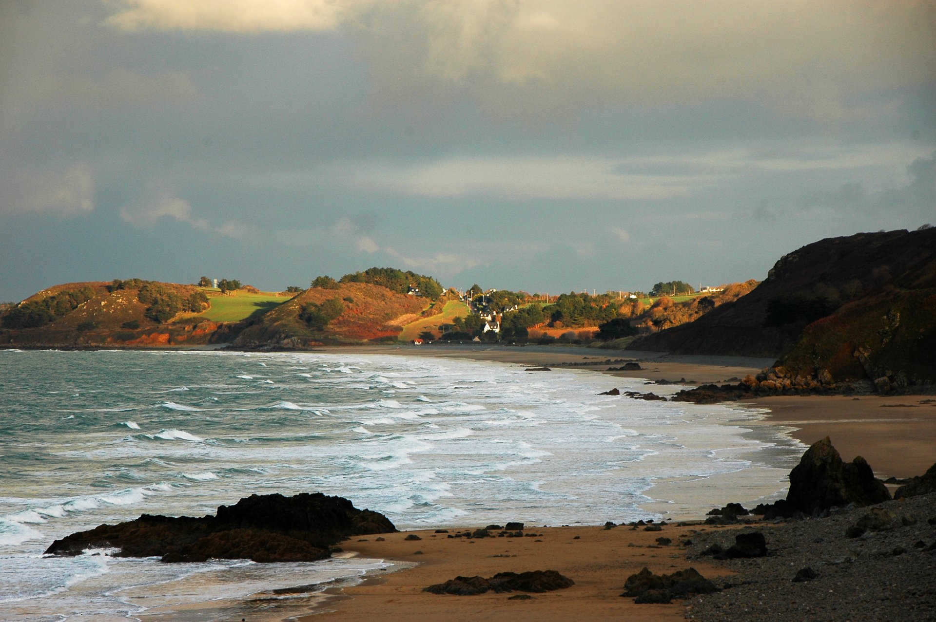 bretagna cote d armor baia spiaggia onde nuvole nuvole