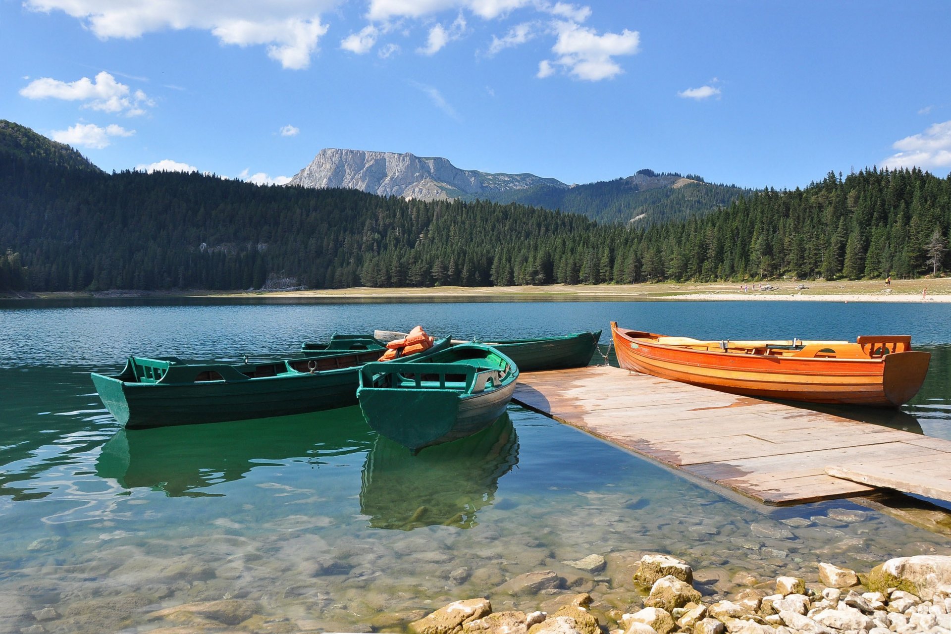 montenegro lago nero barche riva bello sfondo