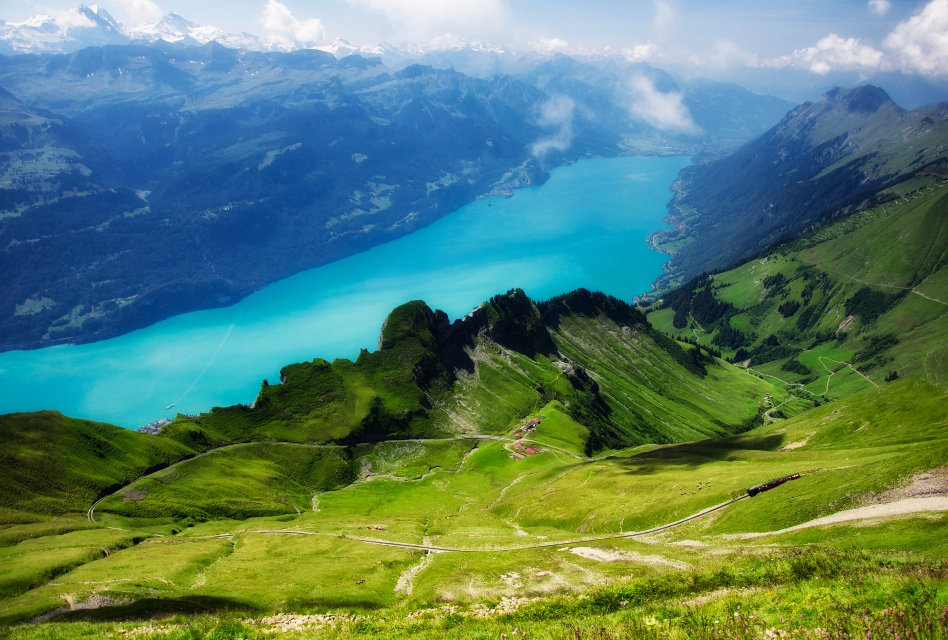 szwajcaria góry alpejskie widok ze szczytu rothorn rothorn jezioro brienz kolej drzewa trawa zieleń niebo chmury