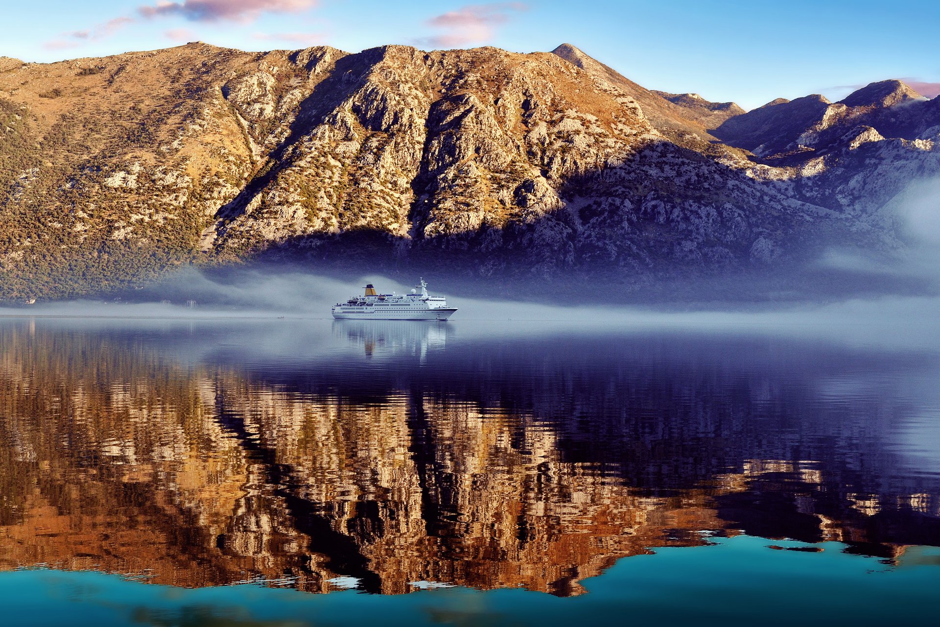 montagnes ciel eau navire réflexions