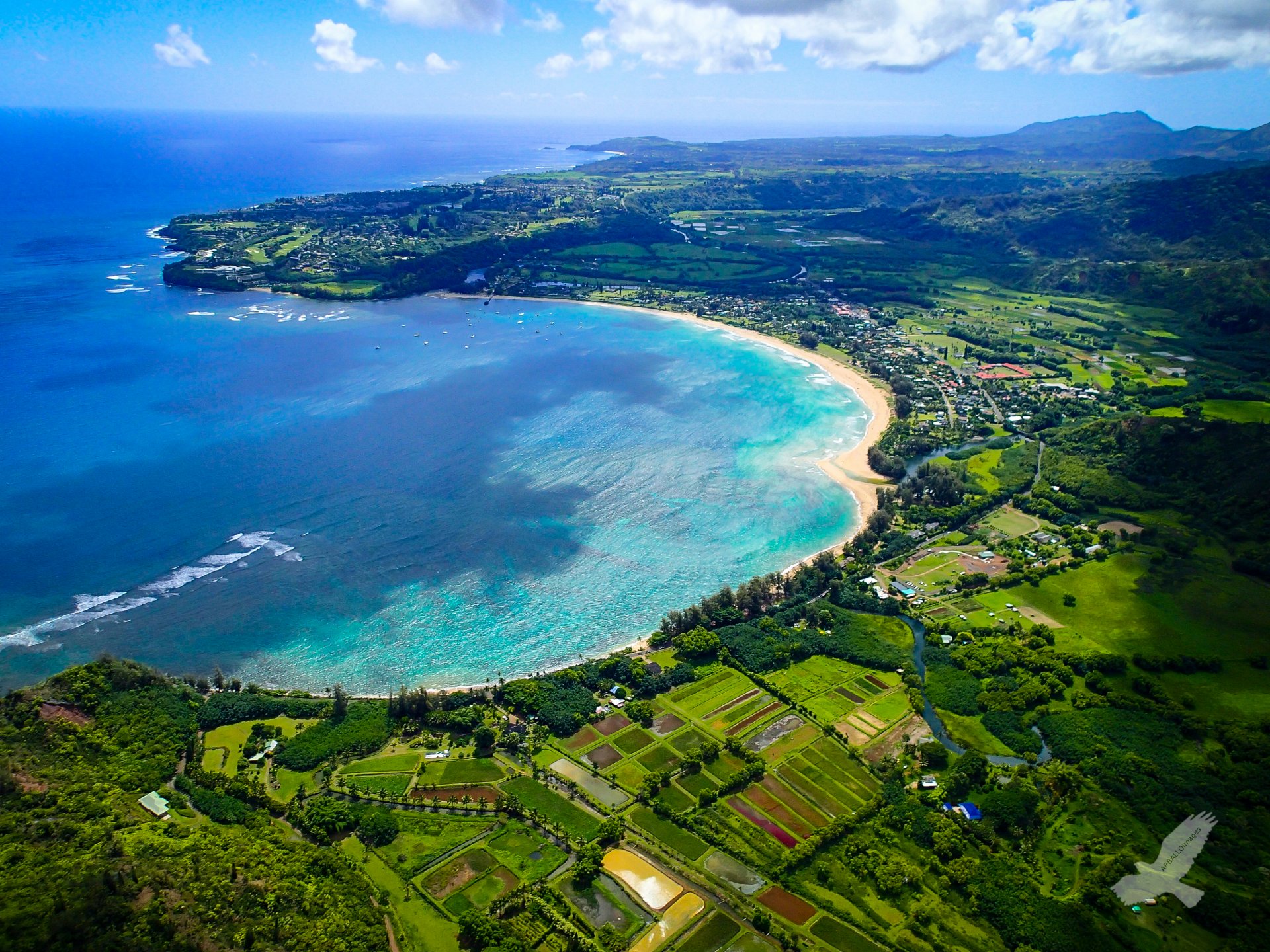 kauai isla hawaii hanalei bay crescent bay arrecifes de coral agua arena dorada playa puerto deportivo barcos yates campings abundante vegetación