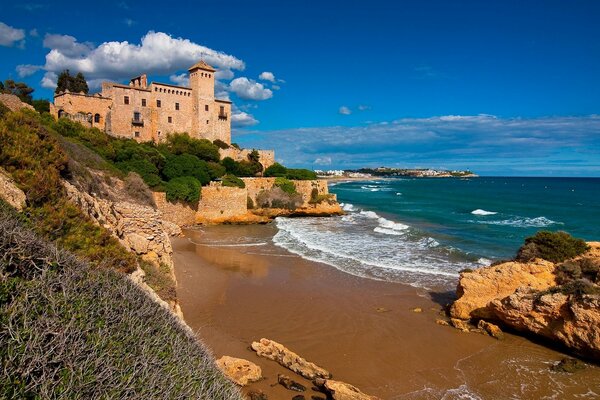Küste des Balearischen Meeres, Spanien. Blick auf das Schloss