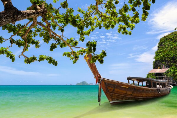 Drewniana łódź stoi w Zatoce Tajlandii