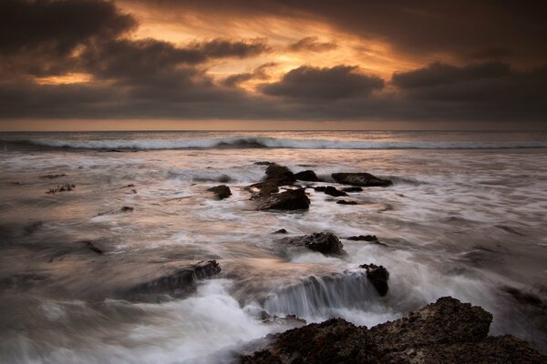 L acqua dell oceano batte contro le rocce