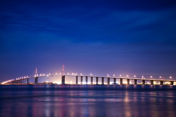 Brücke über die Bretagne in Blau