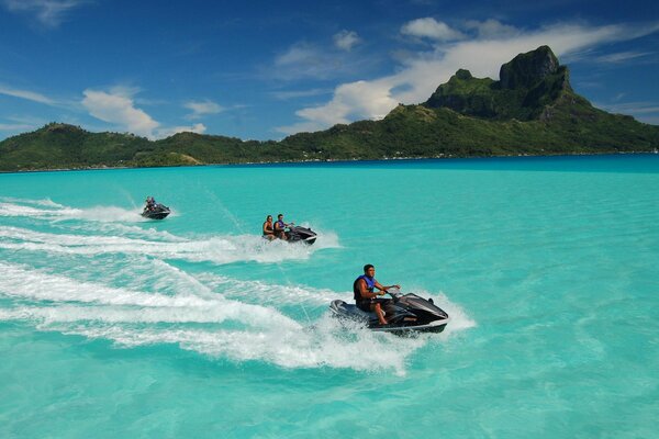 Équitation sur la mer sur les jet-skis