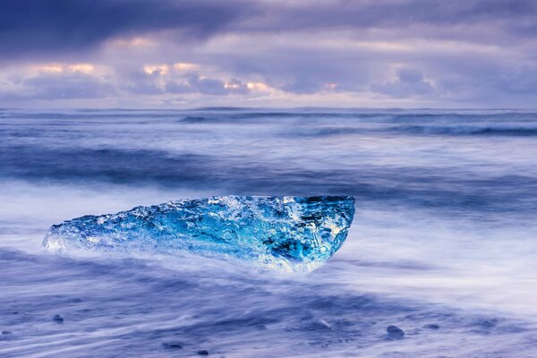 El frío mar de invierno de Islandia con un cielo oscuro y nublado