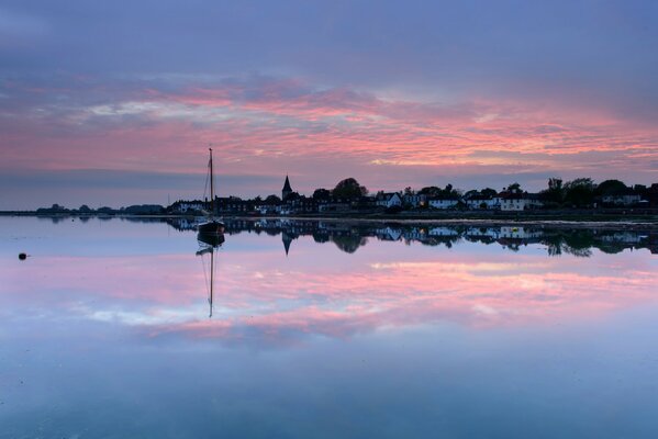 Reflexion der Yacht im Wasser bei Sonnenuntergang