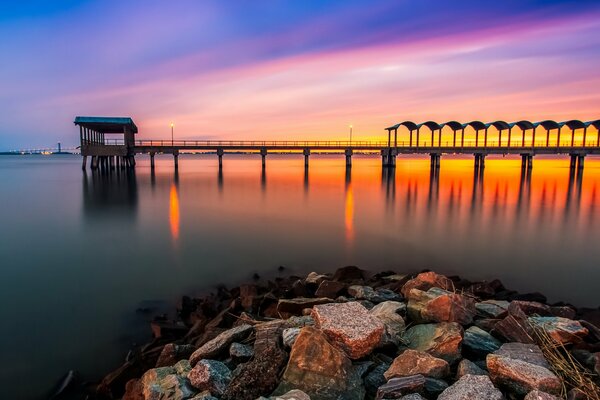 Paysage marin sur la mer au coucher du soleil