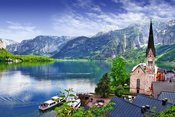 Lago de Austria en el fondo de las montañas