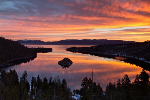 Una mañana en el lago Tahoe en los Estados Unidos