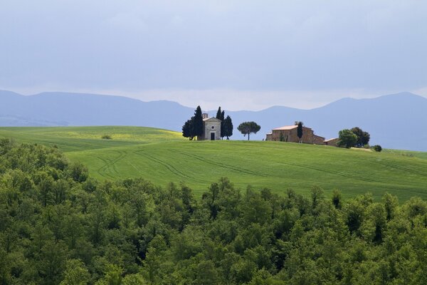 Edifici in mezzo a un campo in Toscana