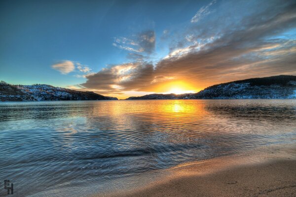 Norweskie jezioro w promieniach zachodu Słońca