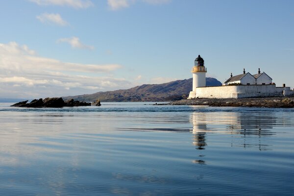 Paysage avec le reflet du phare dans la mer