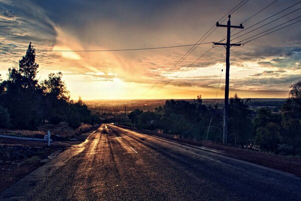 Paisaje de carretera durante la puesta del sol