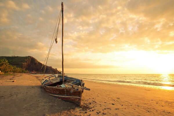 Bateau vide sur le sable de mer