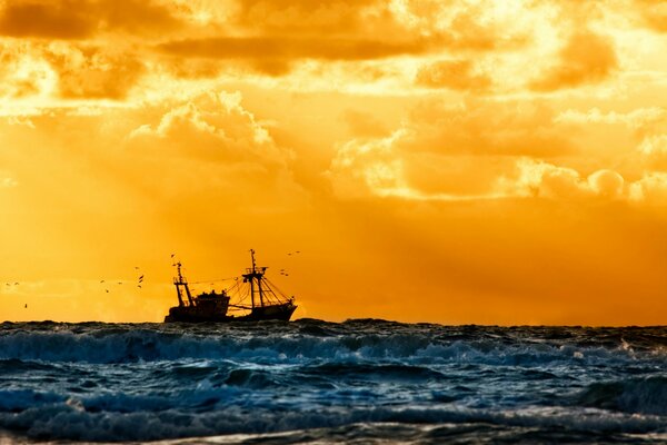 Schiff vor dem Hintergrund des Feuerhimmels