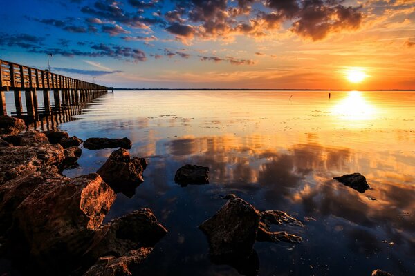 Il sole del tramonto si riflette nella superficie dell acqua