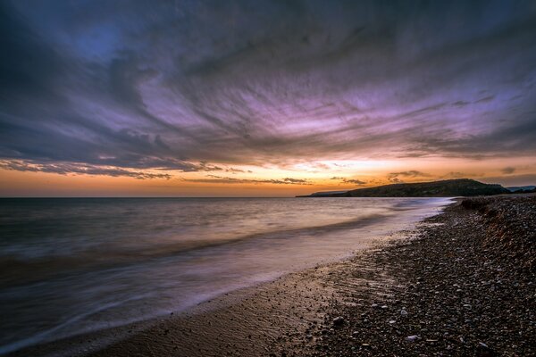Hermosa puesta de sol en la playa rocosa de la isla de Chipre