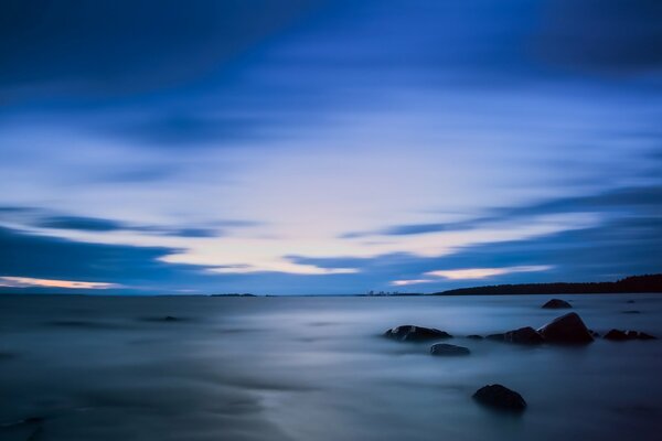 Dichter Nebel über dem Wasser und blauer Himmel am Abend