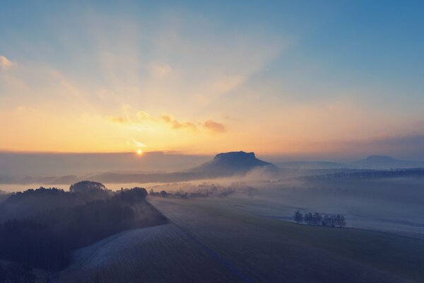 Morgengrauen mit Nebel über Bergen und Horizont treffen