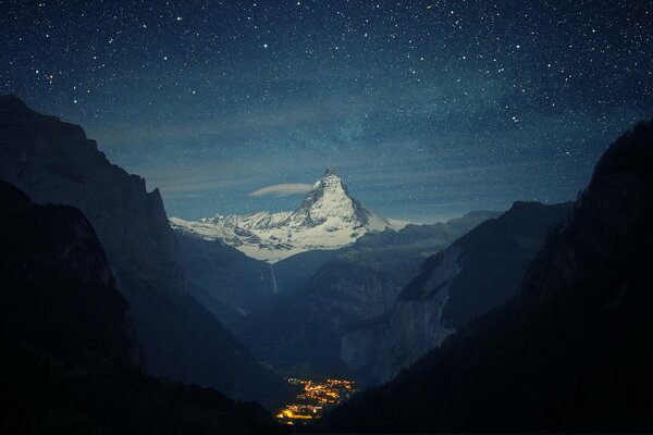 Valle notturna in Svizzera