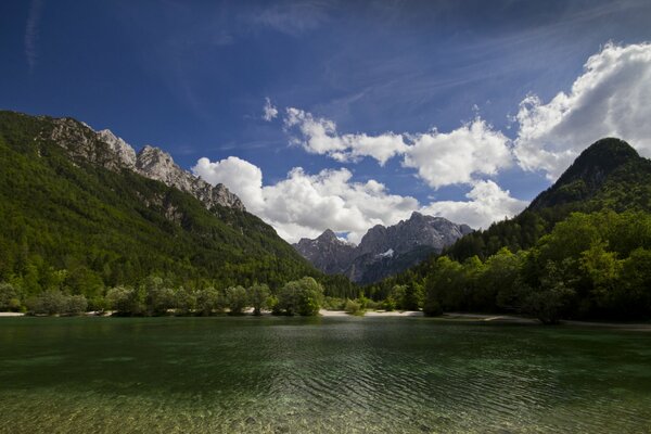 Montagnes éblouissantes autour du lac