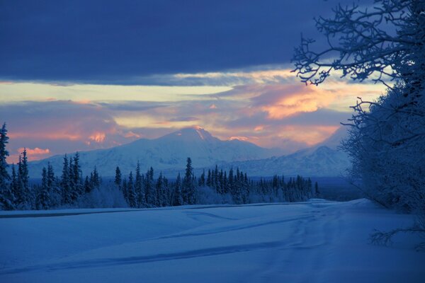 Sonnenaufgang im Winter in Alaska