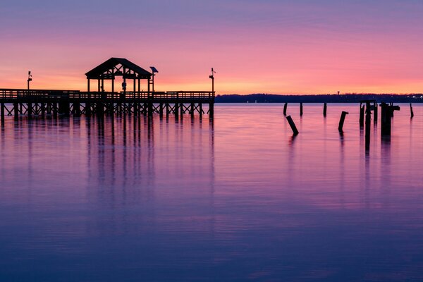 Pier auf lila Himmel Hintergrund