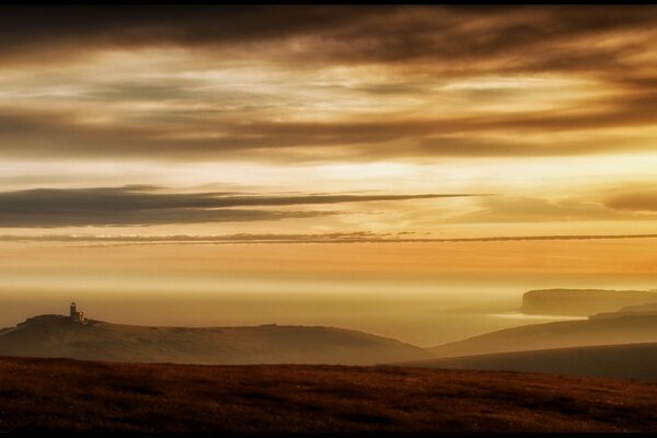 Beau coucher de soleil au milieu d un champ