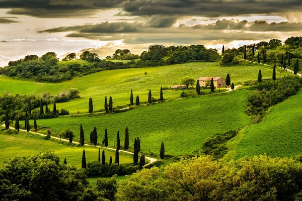 Maison au milieu des collines, noyée dans la verdure