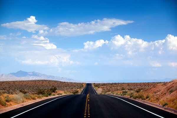 Une route sans fin vers l horizon céleste