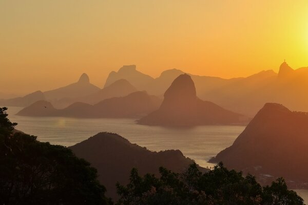 Brésil. Coucher de soleil doré 