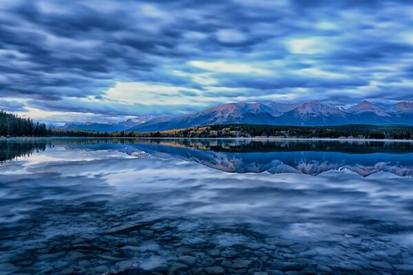 Reflejo de montañas y nubes en el lago