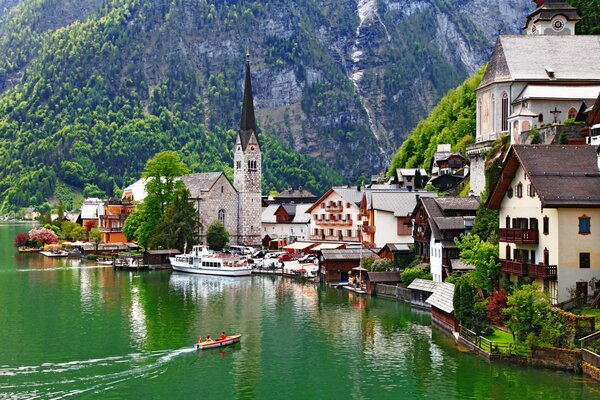 Die malerische Natur Österreichs mit dem Bergmassiv und den Häusern am Seeufer