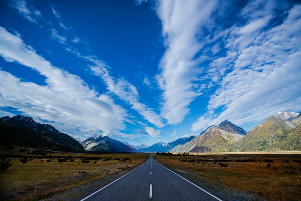 Carretera de montaña en nueva Zelanda