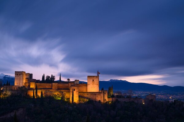 Architektur der spanischen Provinz am abendblauen Himmel