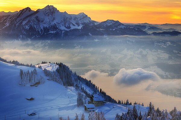 Montagne svizzere nella neve e nuvole tra loro