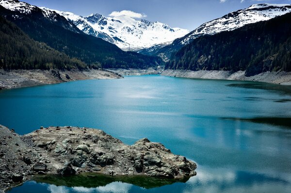 Blauäugige Seen umgeben von schneebedeckten Bergen