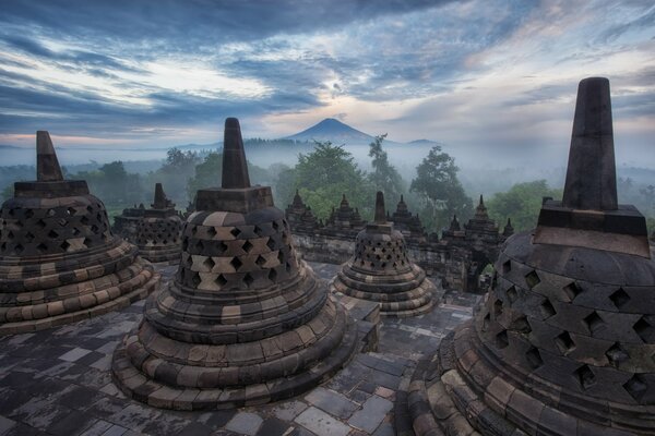 Borobudur w mglistej wieczornej mgle