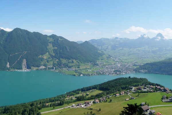 Швейцарский город, окруженный горами и озерами