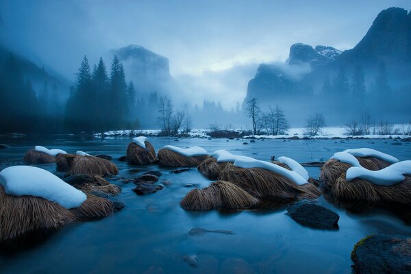 Pierres avec de la neige sur l eau dans les montagnes