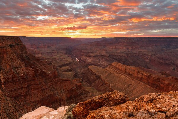 Пустынный каньон скалы закат