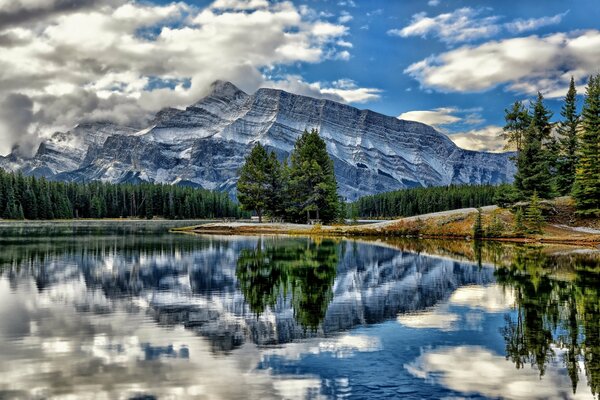 Canada, parc National Banff, reflet des montagnes et des arbres dans le lac Vermilion