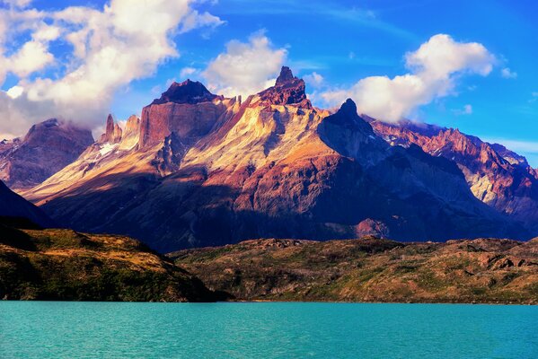 Montañas rocosas contra un lago azul