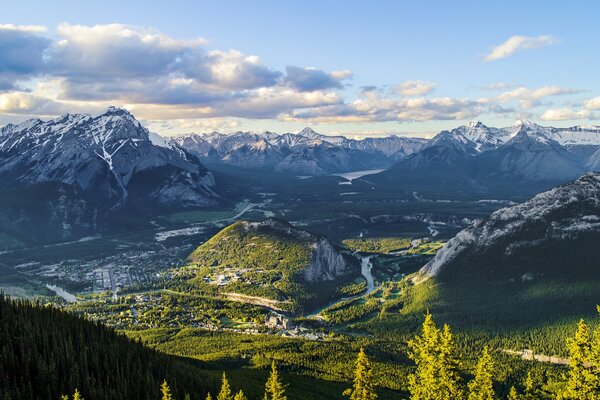 Verdi, montagne e nuvole del Parco nazionale in Canada