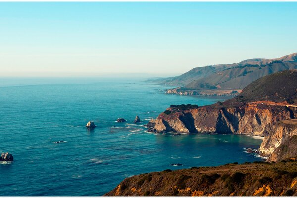 Paysage californien de la côte rocheuse